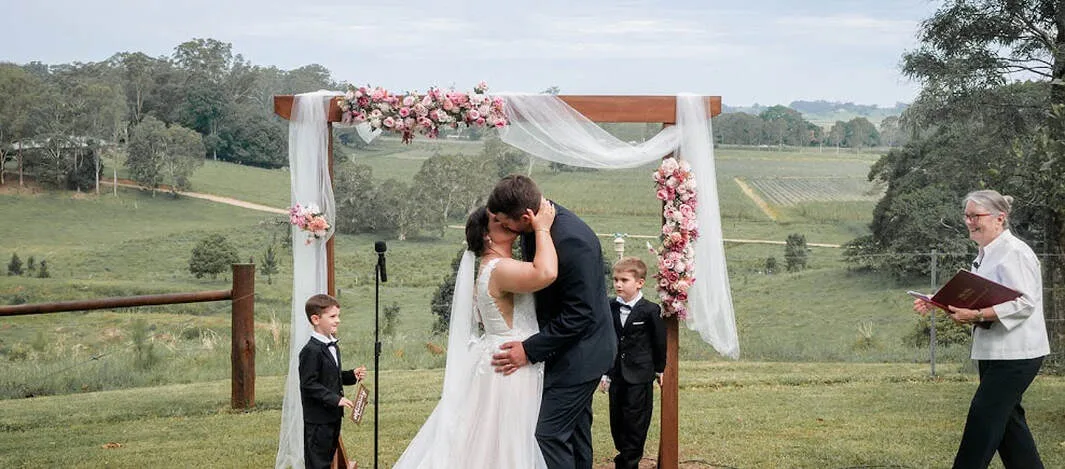Best wedding celebrant offering funny wedding services in Alstonvale